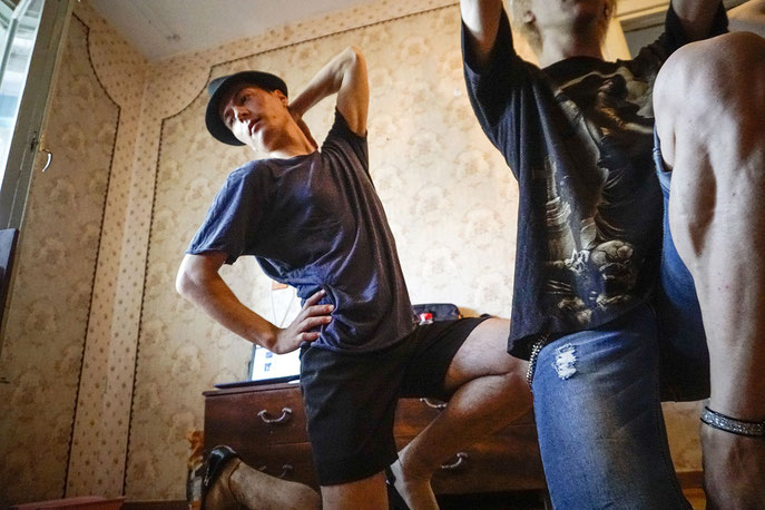 Die Freunde Taras, Yuki und Andrey werden bei der Abschlussparty des moldauischen Gay-Festivals einen Tanz aufführen. Fotos: Éric Vazzoler