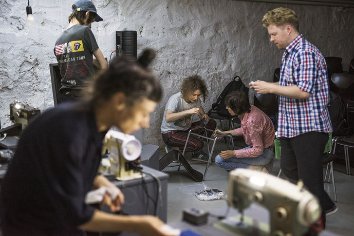 Für die Autorin und Regisseurin ist Theater ein Gemeinschaftswerk. In ihrer Gruppe Spălătorie (Wäscherei) steht jeder für jede Aufgabe bereit. Foto: Éric Vazzoler
